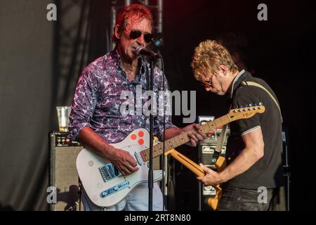 Londra, Regno Unito. 9 settembre 2023. Steve Diggle e Chris Remington si esibiscono con i Buzzcocks al Camden Music Festival per celebrare la loro introduzione alla Music Walk of Fame. La Music Walk of Fame celebra il contributo della musica alla cultura e alla società. Crediti: Mark Kerrison/Alamy Live News Foto Stock