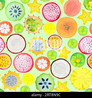 Motivo senza cuciture con esotiche fette di frutta tropicale. Illustrazione ad acquerello disegnata a mano isolata su sfondo verde. Decori estivi luminosi acquerelli Foto Stock