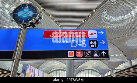 Istanbul, Turchia - 27 giugno 2023: Freccia direzionale che mostra i voli di partenza internazionali all'aeroporto di Istanbul. Foto Stock