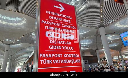 Istanbul, Turchia - 27 giugno 2023: Freccia direzionale che mostra l'area di controllo dei passaporti dei voli di partenza internazionali nell'aeroporto di Istanbul. Foto Stock