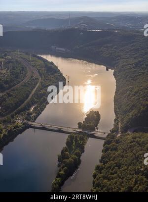 Vista aerea, Hengsteysee con il ponte della Ruhr Dortmunder Straße alla luce della sera, vista a distanza e montagne Ardey, Boele, Hagen, area della Ruhr, Reno settentrionale-W. Foto Stock