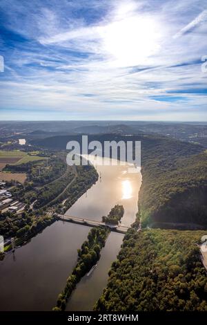 Vista aerea, Hengsteysee con il ponte della Ruhr Dortmunder Straße alla luce della sera, vista a distanza e montagne Ardey, Boele, Hagen, area della Ruhr, Reno settentrionale-W. Foto Stock