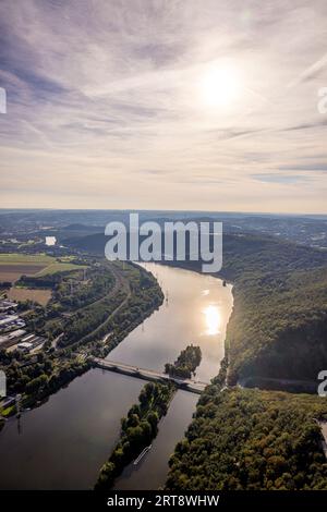 Vista aerea, Hengsteysee con il ponte della Ruhr Dortmunder Straße alla luce della sera, vista a distanza e montagne Ardey, Boele, Hagen, area della Ruhr, Reno settentrionale-W. Foto Stock