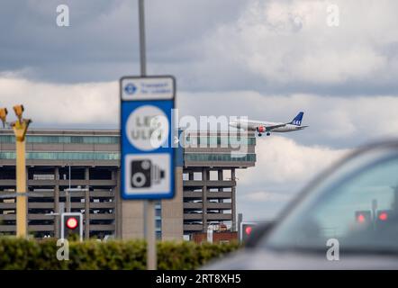 Feltham, Regno Unito. 11 settembre 2023. Aeroporto Heathrow di Londra (LHR). Heathrow ora rientra nella zona a emissioni ultra basse (ULEZ), il che significa che i passeggeri che viaggiano per Londra Heathrow che non dispongono di un veicolo conforme a ULEZ dovranno pagare £ 12,50. Crediti: Alamy Live News/DLeLifeZ Foto Stock