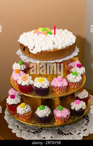 Eventi sociali; presentazione individuale di dessert per gli ospiti alla reception Foto Stock