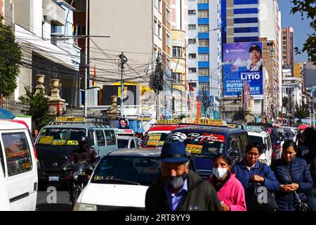 La Paz, BOLIVIA; 11 settembre 2023: Ingorghi stradali su Av 6 de agosto nel centro di la Paz, con il presidente boliviano Luis Arce Catacora su un accumulo che promuove l'industrializzazione del litio, un grande passo verso un futuro sostenibile per la Bolivia. La Bolivia ha alcune delle più grandi riserve di litio del mondo nella piana salina del Salar de Uyuni, il cui sviluppo è centrale per la politica economica del gobbo. Quest'anno la Bolivia ha firmato accordi con il produttore cinese di batterie CATL e il gruppo Citic Guoan, e la società statale russa Rosatom per sviluppare queste risorse. Foto Stock