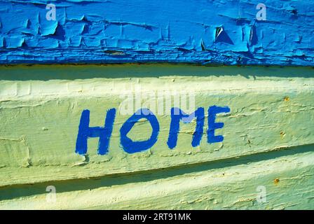 Home Painted on a Beach Hut, Small Hope Beach, Shanklin, Isle of Wight, Hampshire, Inghilterra. Foto Stock