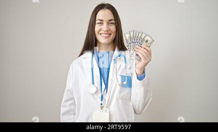 Giovane medico donna caucasica sorridente sicura di avere dei dollari su sfondo bianco isolato Foto Stock