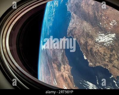 Atmosfera terrestre. 11 settembre 2023. Questa vista della Terra è stata catturata il 27 agosto da una finestra sulla navicella spaziale SpaceX Dragon Endurance mentre si avvicinava alla stazione spaziale Internazionale. Nella foto sotto è raffigurato lo stretto di Gibilterra che collega l'Oceano Atlantico al Mar Mediterraneo. (Immagine di credito: © NASA/ZUMA Press Wire) SOLO USO EDITORIALE! Non per USO commerciale! Crediti: ZUMA Press, Inc./Alamy Live News Foto Stock