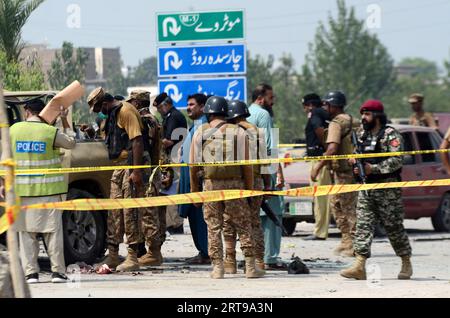 Peshawar, Peshawar, Pakistan. 11 settembre 2023. I funzionari di sicurezza pakistani ispezionano la scena di un'esplosione che ha colpito un veicolo di corpi di frontiera paramilitari a Peshawar, Pakistan, l'11 settembre 2023. Almeno un ufficiale del corpo di frontiera fu ucciso e altri nove, tra cui sei membri del corpo di frontiera, feriti in un'esplosione che colpì un veicolo delle forze di sicurezza nella zona di Warsak Road di Peshawar. Si sospetta che l'esplosione sia un'esplosione di IED, e la natura dell'esplosione sarà confermata dopo che l'unità di smaltimento delle bombe presenterà il suo rapporto, ha detto la polizia. Tre civili furono anche tra i feriti Foto Stock