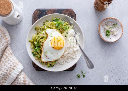 Ciotola di riso con cavolo saltato e uova fritte, pranzo o colazione salutari Foto Stock