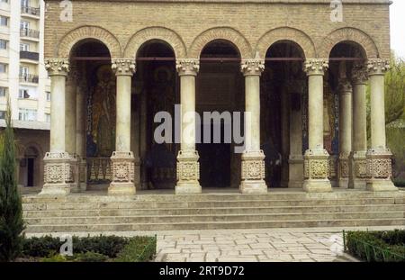 Bucarest, Romania, circa 2000. Portico del Monastero di Antim, monumento storico del XVIII secolo. Foto Stock