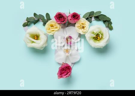 Utero fatto di bellissimi fiori su sfondo turchese Foto Stock