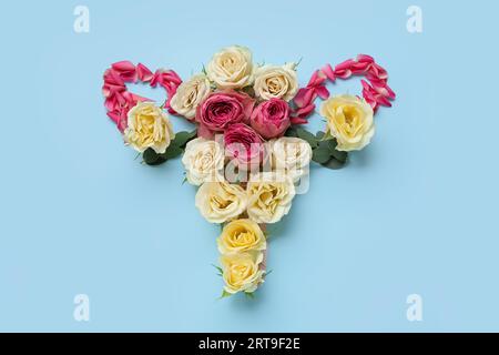 Utero fatto di bellissimi fiori su sfondo blu Foto Stock