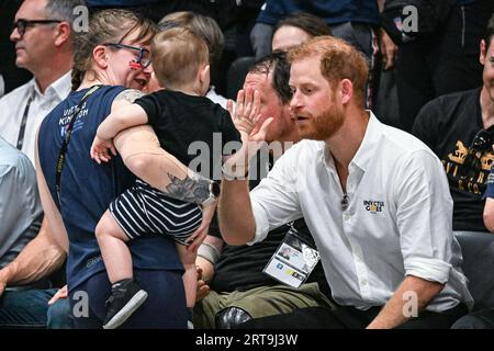 Düsseldorf, Germania. 11 settembre 2023. Il duca di Sussex, il principe Harry, guarda la partita e interagisce con invitati, tifosi, bambini e persino un cane da salsiccia di un atleta britannico, prima di consegnare al Team USA le medaglie d'oro dopo la vittoria. Questa sera, il Team United Kingdom gioca con il Team USA nelle finali di rugby su sedia a rotelle presso l'arena Spiel Merkur. 2° giorno degli Invictus Games Düsseldorf all'interno e intorno alla Merkur Spiel Arena. Crediti: Imageplotter/Alamy Live News Foto Stock