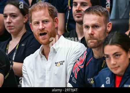 Düsseldorf, Germania. 11 settembre 2023. Il duca di Sussex, il principe Harry, guarda la partita e interagisce con invitati, tifosi, bambini e persino un cane da salsiccia di un atleta britannico, prima di consegnare al Team USA le medaglie d'oro dopo la vittoria. Questa sera, il Team United Kingdom gioca con il Team USA nelle finali di rugby su sedia a rotelle presso l'arena Spiel Merkur. 2° giorno degli Invictus Games Düsseldorf all'interno e intorno alla Merkur Spiel Arena. Crediti: Imageplotter/Alamy Live News Foto Stock