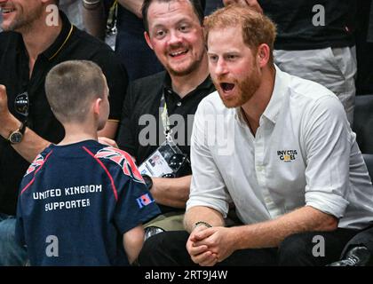 Düsseldorf, Germania. 11 settembre 2023. Il duca di Sussex, il principe Harry, guarda la partita e interagisce con invitati, tifosi, bambini e persino un cane da salsiccia di un atleta britannico, prima di consegnare al Team USA le medaglie d'oro dopo la vittoria. Questa sera, il Team United Kingdom gioca con il Team USA nelle finali di rugby su sedia a rotelle presso l'arena Spiel Merkur. 2° giorno degli Invictus Games Düsseldorf all'interno e intorno alla Merkur Spiel Arena. Crediti: Imageplotter/Alamy Live News Foto Stock