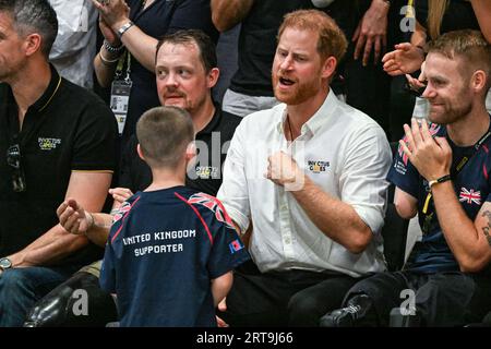 Düsseldorf, Germania. 11 settembre 2023. Il duca di Sussex, il principe Harry, guarda la partita e interagisce con invitati, tifosi, bambini e persino un cane da salsiccia di un atleta britannico, prima di consegnare al Team USA le medaglie d'oro dopo la vittoria. Questa sera, il Team United Kingdom gioca con il Team USA nelle finali di rugby su sedia a rotelle presso l'arena Spiel Merkur. 2° giorno degli Invictus Games Düsseldorf all'interno e intorno alla Merkur Spiel Arena. Crediti: Imageplotter/Alamy Live News Foto Stock