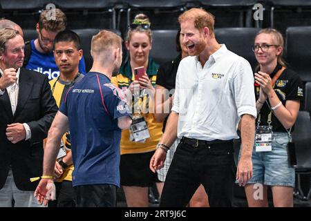 Düsseldorf, Germania. 11 settembre 2023. Il duca di Sussex, il principe Harry, guarda la partita e interagisce con invitati, tifosi, bambini e persino un cane da salsiccia di un atleta britannico, prima di consegnare al Team USA le medaglie d'oro dopo la vittoria. Questa sera, il Team United Kingdom gioca con il Team USA nelle finali di rugby su sedia a rotelle presso l'arena Spiel Merkur. 2° giorno degli Invictus Games Düsseldorf all'interno e intorno alla Merkur Spiel Arena. Crediti: Imageplotter/Alamy Live News Foto Stock