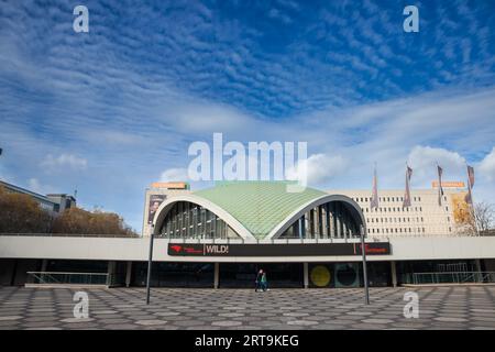 Foto dell'Opernhaus Dortmund. Theater Aachen è un teatro di Aquisgrana, in Germania. Opernhaus Dortmund è il teatro dell'opera di Dortmund, in Germania Foto Stock