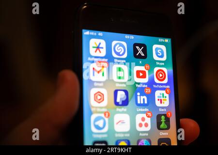 Immagine del logo X Twitter sulla nuova versione dell'app twitter su uno smartphone. X Corp. È una società tecnologica americana fondata da Elon Musk Foto Stock