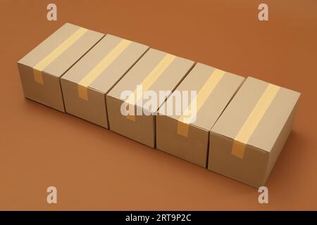 Gruppo di scatole di cartone su sfondo marrone Foto Stock