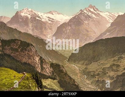 Veduta del Wetterhorn e del Schreckhorn da Schynige Platte, Oberland Bernese, Svizzera 1890. Foto Stock