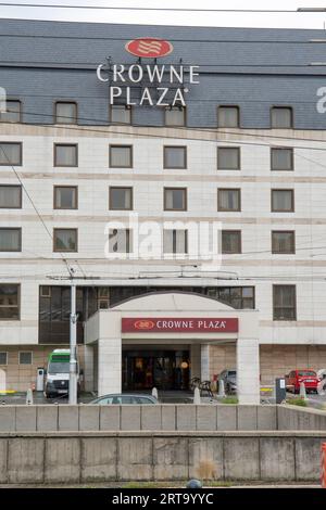 Bratislava, Slovacchia - 3 settembre 2023: Hotel Crowne Plaza a Bratislava. Il marchio Crowne Plaza è di proprietà dell'InterContinental Hotels Group (IH Foto Stock