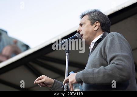 Buenos Aires, Argentina. 11 settembre 2023. Il ministro dell'economia e candidato presidenziale dello spazio politico Unión por la Patria, Sergio massa, ha incontrato i leader sindacali e le autorità della camera dei deputati per poi inviare al Congresso un progetto con cambiamenti nell'imposta sul reddito. Dopo la riunione, il candidato ha reso pubblica l'annuncio della misura di fronte al suo palazzo ministeriale in cui erano presenti i lavoratori dei sindacati che hanno sostenuto la misura. (Credito: Esteban Osorio/Alamy Live News) Foto Stock