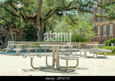 NEW ORLEANS, LOUISIANA, USA - 30 AGOSTO 2023: Tavoli in acciaio inossidabile all'aperto nel campus della Tulane University Foto Stock
