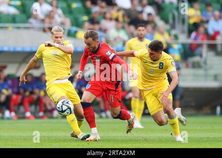 Wroclaw, Polonia. 9 settembre 2023. Mykhailo Mudryk dell'Ucraina (L), Harry Kane dell'Inghilterra (C) e Georgiy Sudakov dell'Ucraina (R) in azione durante il round di qualificazione del Campionato europeo 2024 tra Ucraina e Inghilterra all'Arena di Tarczynski.punteggio finale; Ucraina 1:1 Inghilterra. Credito: SOPA Images Limited/Alamy Live News Foto Stock