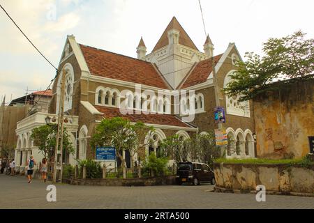 Anglican All Saints' Church si trova nel forte di Galle, Sri Lanka. Immagine ravvicinata, spazio di copia per il testo, struttura ad albero in primo piano Foto Stock