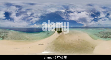 Visualizzazione panoramica a 360 gradi di Vista dall'alto di una splendida spiaggia sabbiosa. Realtà virtuale 360.