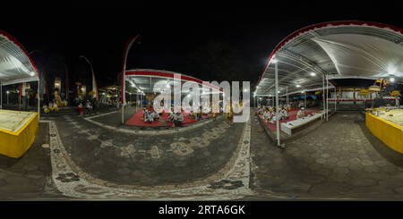 Visualizzazione panoramica a 360 gradi di Cerimonia religiosa a Bali. 360 panoramica.