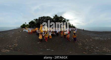 Visualizzazione panoramica a 360 gradi di Cerimonia religiosa a Bali. 360 panoramica.