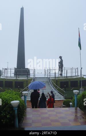 Darjeeling, Bengala Occidentale, India - 26 giugno 2023: Nuvoloso e nebulizzato Batasia Loop, uno dei luoghi turistici più popolari di Darjeeling durante la stagione dei monsoni Foto Stock