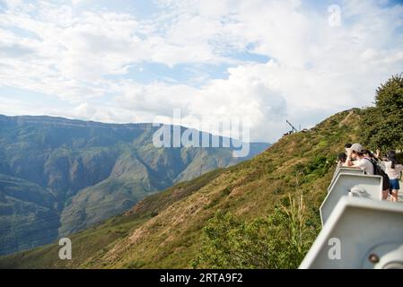 Aratoca, Santander, Colombia, 23 novembre 2022: Persone che ammirano il paesaggio di montagna in un punto panoramico nel Parco Nazionale Chicamocha, Panachi. Foto Stock