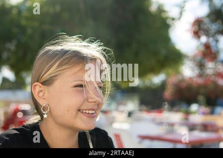 Ritratto di un adolescente la ragazza sorride e guarda di lato. C'è un posto per un'iscrizione. Foto Stock