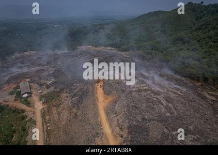 Bandung, Giava Occidentale, Indonesia. 12 settembre 2023. La vista aerea mostra un'espavatrice e un camion seppelliscono rifiuti che sono stati bruciati per un mese dal 19 agosto 2023 presso la discarica di Sarimukti alla periferia di Bandung, Giava Occidentale, Indonesia. (Immagine di credito: © Algi February Sugita/ZUMA Press Wire) SOLO USO EDITORIALE! Non per USO commerciale! Crediti: ZUMA Press, Inc./Alamy Live News Foto Stock