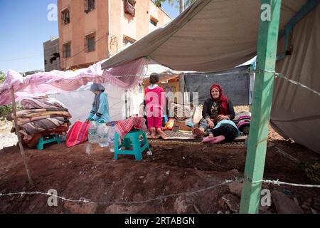 Una famiglia si rifugia nelle tende dopo che le loro case sono state distrutte dal terremoto, nella città di Moulay Brahim villagee dal terremoto nel sud di Marrakech. Al Haouz, Marocco, 11 settembre 2023. Il bilancio delle vittime di un forte terremoto in Marocco è salito a 2.854 persone, ha detto lunedì il Ministero degli interni del paese. A Marrakech, sito patrimonio dell'umanità dell'UNESCO, sono stati riportati danni enormi causati dal terremoto mortale. Le squadre di soccorso lunedì hanno continuato a cercare le persone scomparse intrappolate sotto le macerie per il terzo giorno dopo il devastante terremoto. Foto di Youssef Boudlal/ABACAPRESS Foto Stock