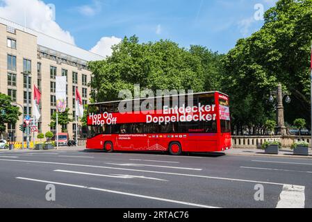 Dusseldorf, Germania - 2 giugno 2022: Autobus turistico Hop-On Hop-Off nella strada della città che aspetta i turisti in una fermata nel centro di Dusseldorf, Nort Foto Stock