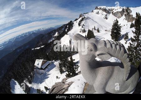 Sulla pista ideale nel comprensorio sciistico di Brauneck vicino a Lenggries, inverno in Baviera, Germania Foto Stock