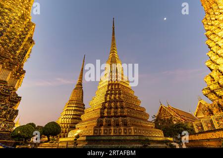 Chedis al Tempio buddista di Wat Pho al tramonto, Bangkok, Thailandia, Asia Foto Stock