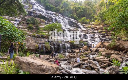 I visitatori della cascata Mae Ya nel Parco Nazionale di Doi Inthanon vicino a Chom Thong, Chiang mai, Thailandia, Asia Foto Stock