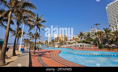 Strada pedonale e palme a Durban Beach, Durban, Sud Africa Foto Stock
