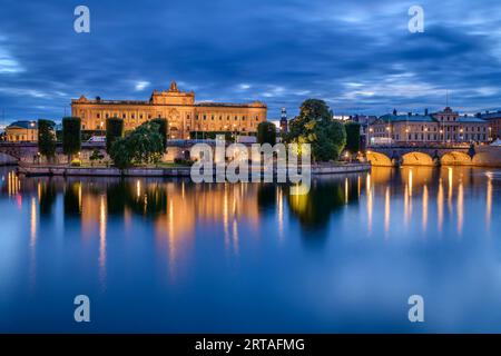 Vista del Reichstag illuminato, Riksdagshuset, da Stoccolma, Stockholms Iän, Svezia Foto Stock