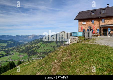 Alpenrosenhütte con Hohe Salve sullo sfondo, Kitzbühel Alps, Tirolo, Austria Foto Stock