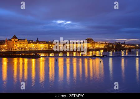 Città Vecchia illuminata di Praga con Museo Nazionale, Ponte Carlo, Praga, Repubblica Ceca Foto Stock