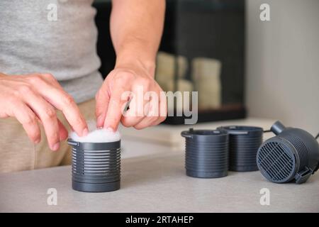 Manuale che prepara una nuova lana filtro per serbatoio del pesce per prefiltrazione meccanica. Foto Stock