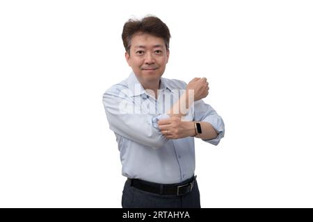 Ritratto di un uomo d'affari asiatico di mezza età di 50 anni che indossa una camicia blu Foto Stock